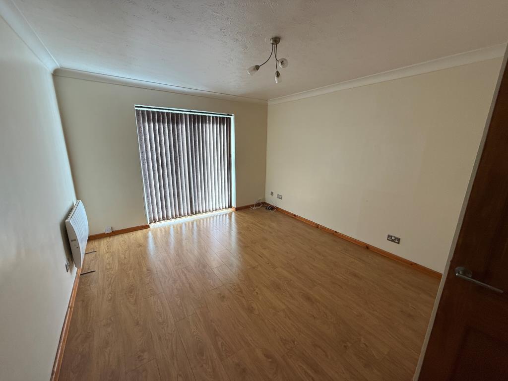 Lot: 133 - WELL PRESENTED TERRACED HOUSE - Living room